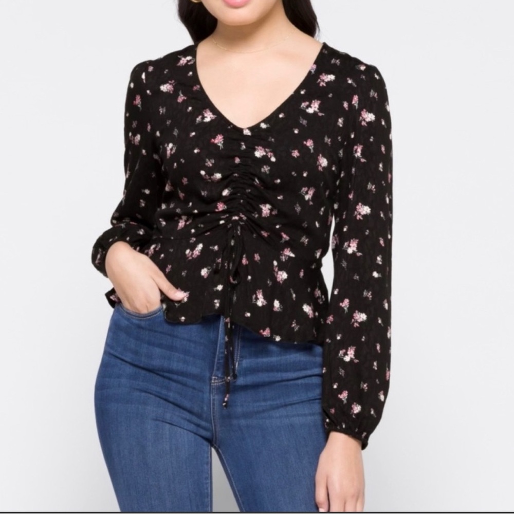 Daisy and Delilah ruched front top NWT